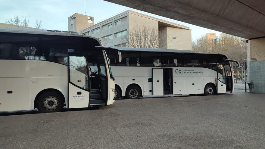 Només tres multes a busos turístics per aparcar fora de l’espai habilitat el 2022 a Girona