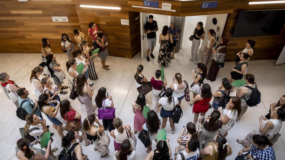 Opositoras abanicándose antes de entrar al examen en Zaragoza.