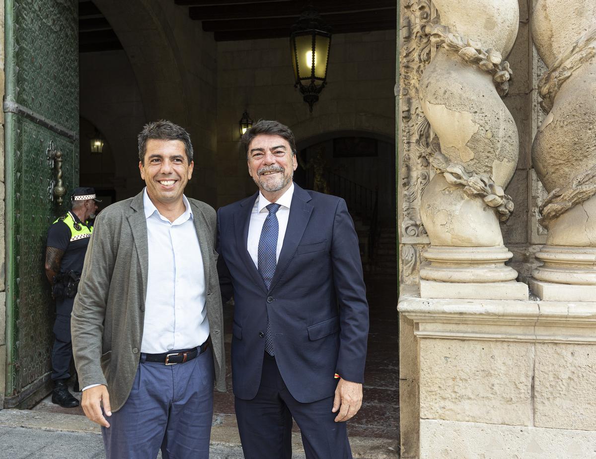 Carlos Mazón durante su primera visita oficial al Ayuntamiento de Alicante, donde lo recibió Luis Barcala