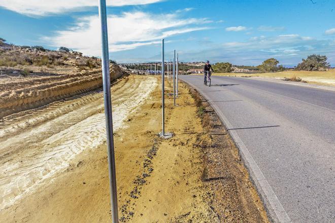 Obras de vallado junto a la carretera de Las Filipinas paralizadas en San Miguel de Salinas (2018)