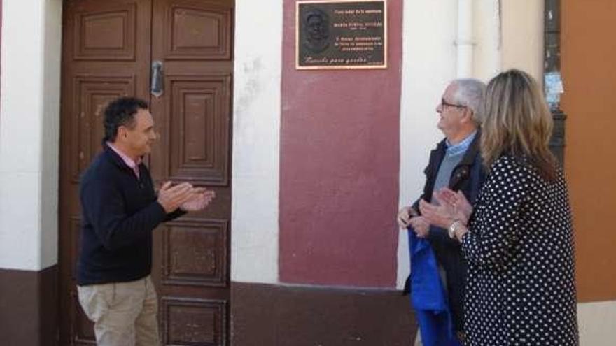 Juan Cañal, Vicente Portal y Desiree Carrio, con la placa.