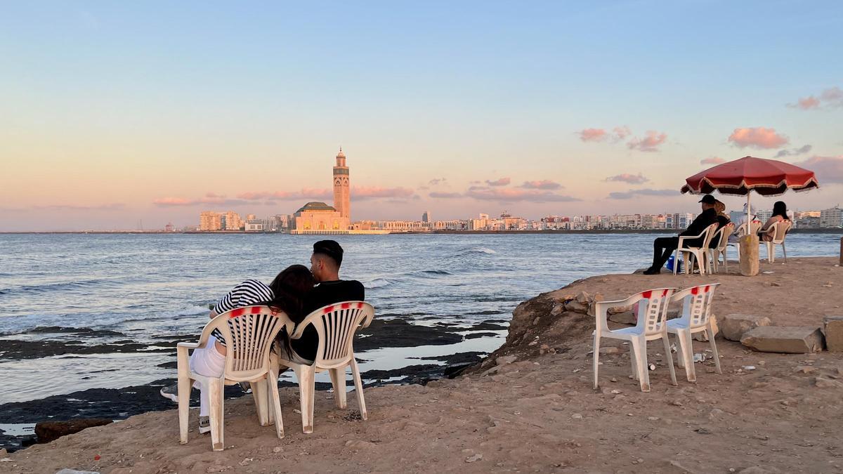 Una pareja contempla la puesta de sol en Casablanca.