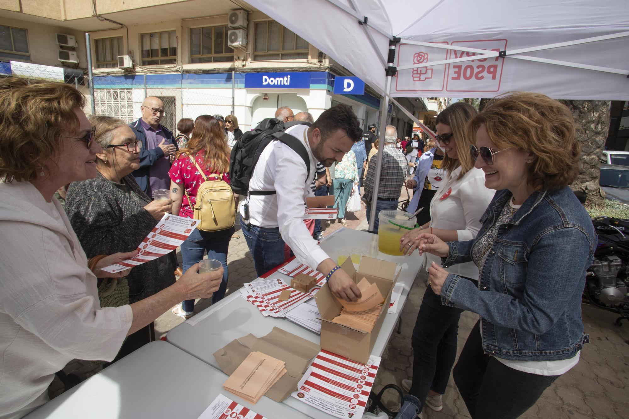 Los Partidos buscan el voto en el mercado de Alzira