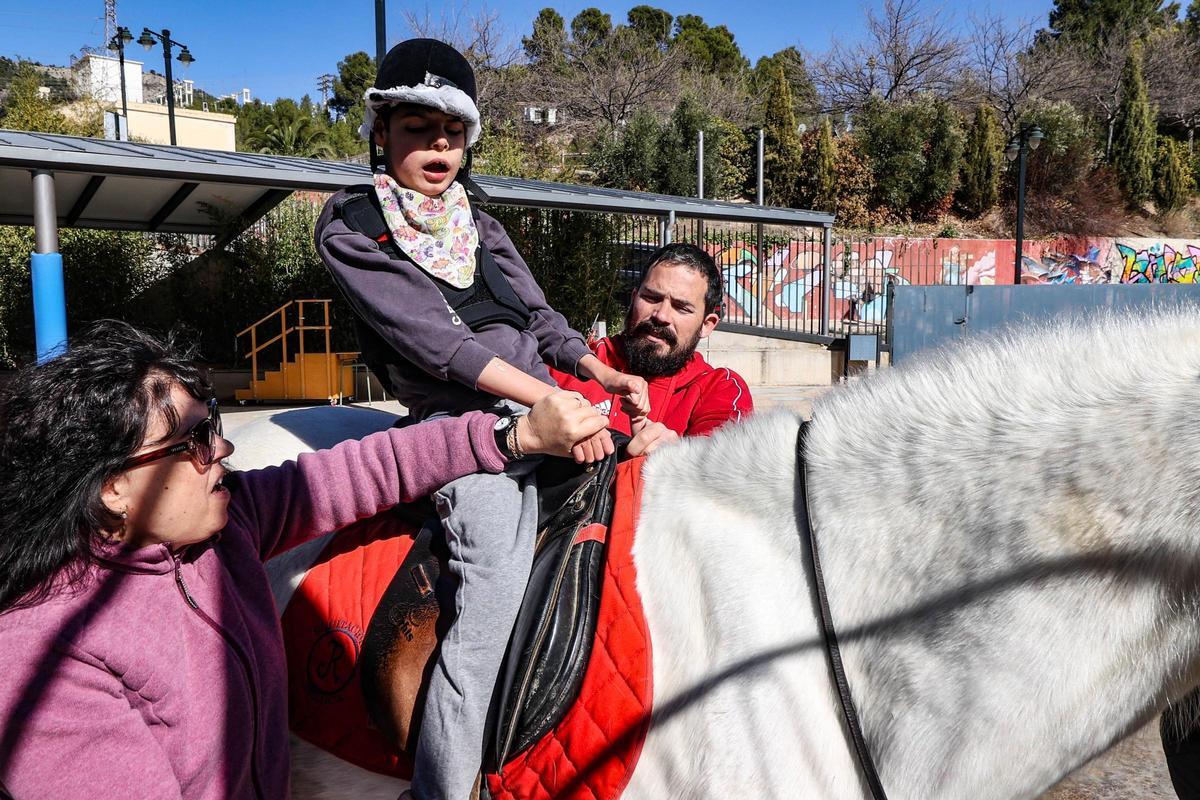 Los beneficios de la equinoterapia y las tabletas para los alumnos del Tomàs Llàcer