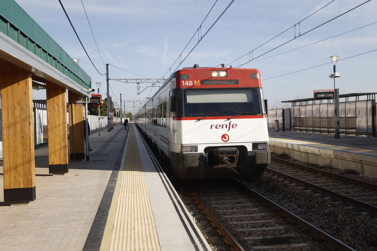 Los trenes de Cercanías han comenzado a circular este martes por la nueva estación de Albal.