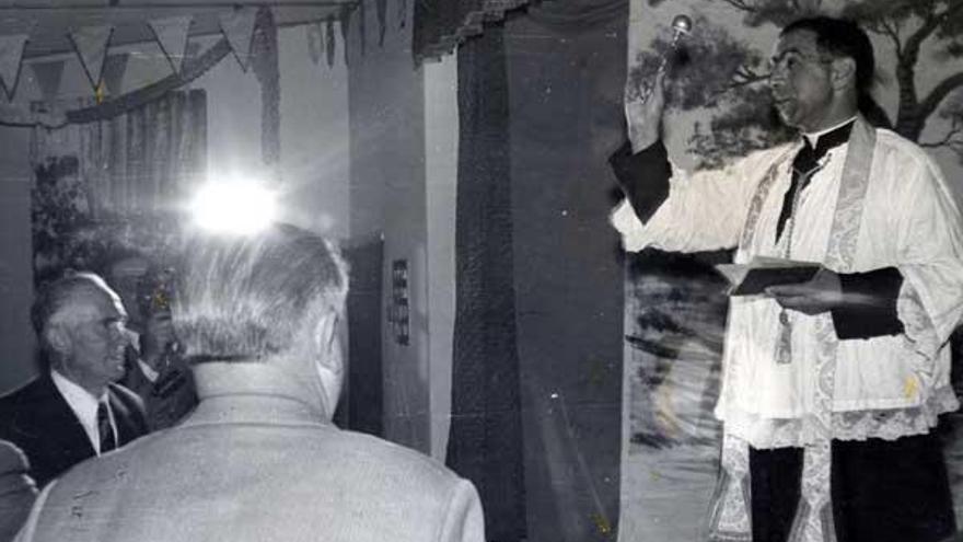 José Pardavila, durante la bendición de un centro cultural.  // Faro