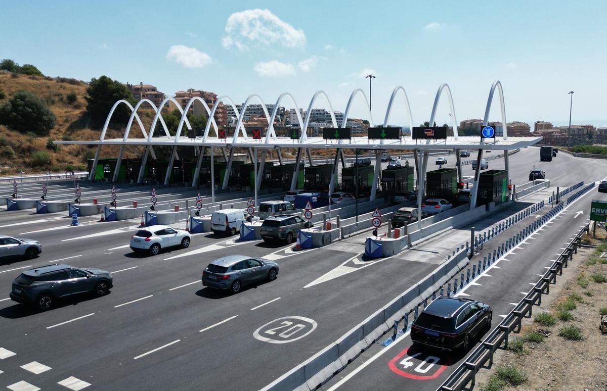 Una de las zonas de cobro de peaje de la autopista AP-7 de la Costa del Sol,en Málaga.
