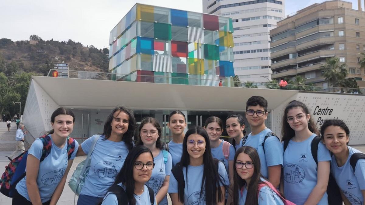 Los alumnos del instituto de Iznájar, ante el Centro Pompidou de Málaga durante la promoción turística de su pueblo.