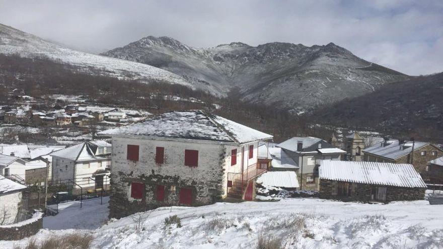 Vista del pueblo de San Ciprián al mediodía de hoy