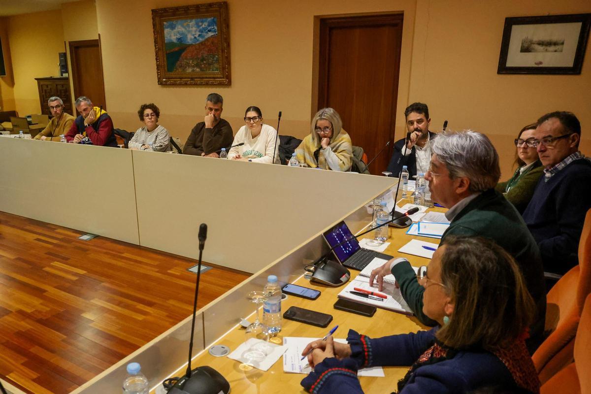 El alcalde, a la derecha, en presencia de los concejales de Esquerda Unida y el PP (de frente).
