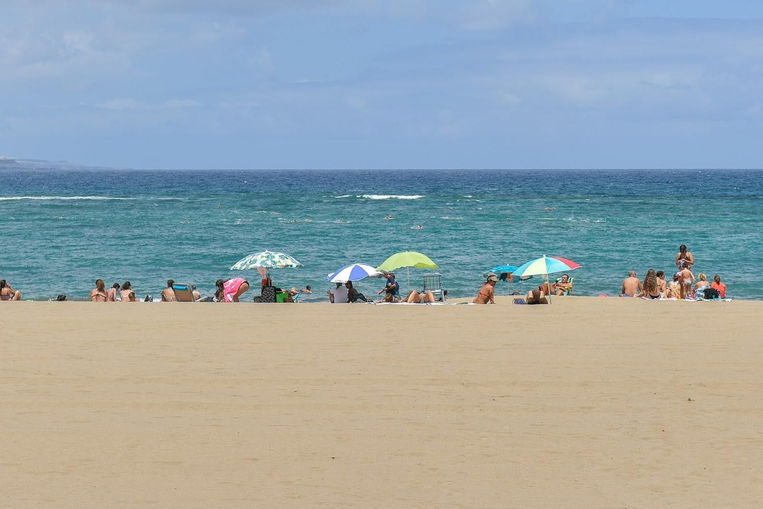 Día de playa en Las Canteras tras la noche de San Juan