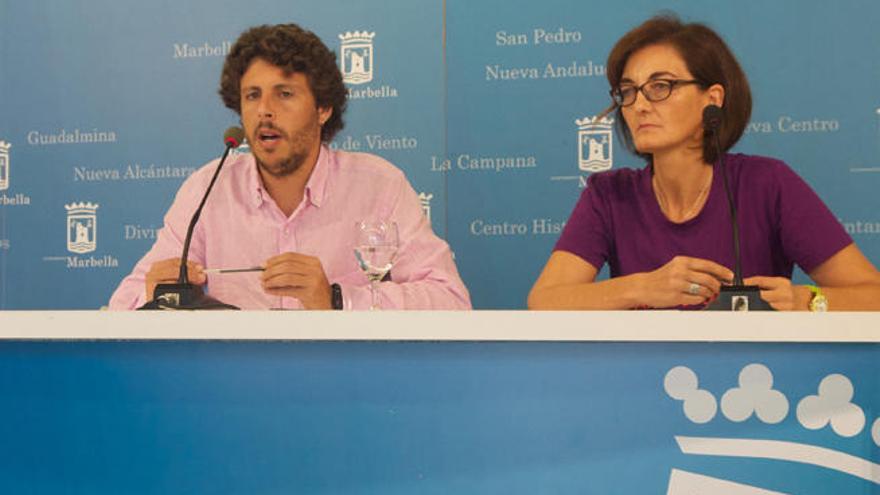 Los ediles de CSSP Marbella, José Carlos Núñez y Victoria Mendiola, este miércoles.