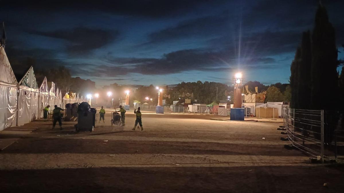Operarios realizan labores de limpieza en el Recinto Ferial de Alcalá de Henares