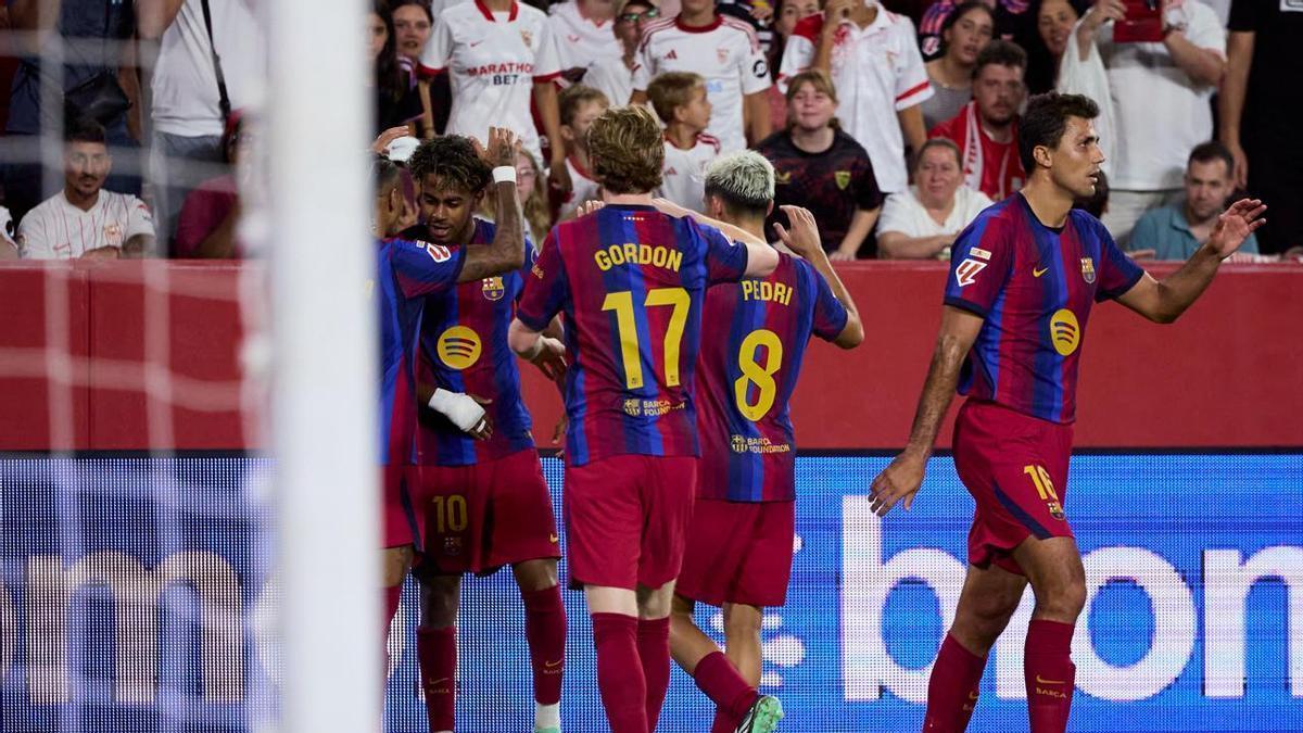 Los jugadores del Barça celebran un gol en el Pizjuán.