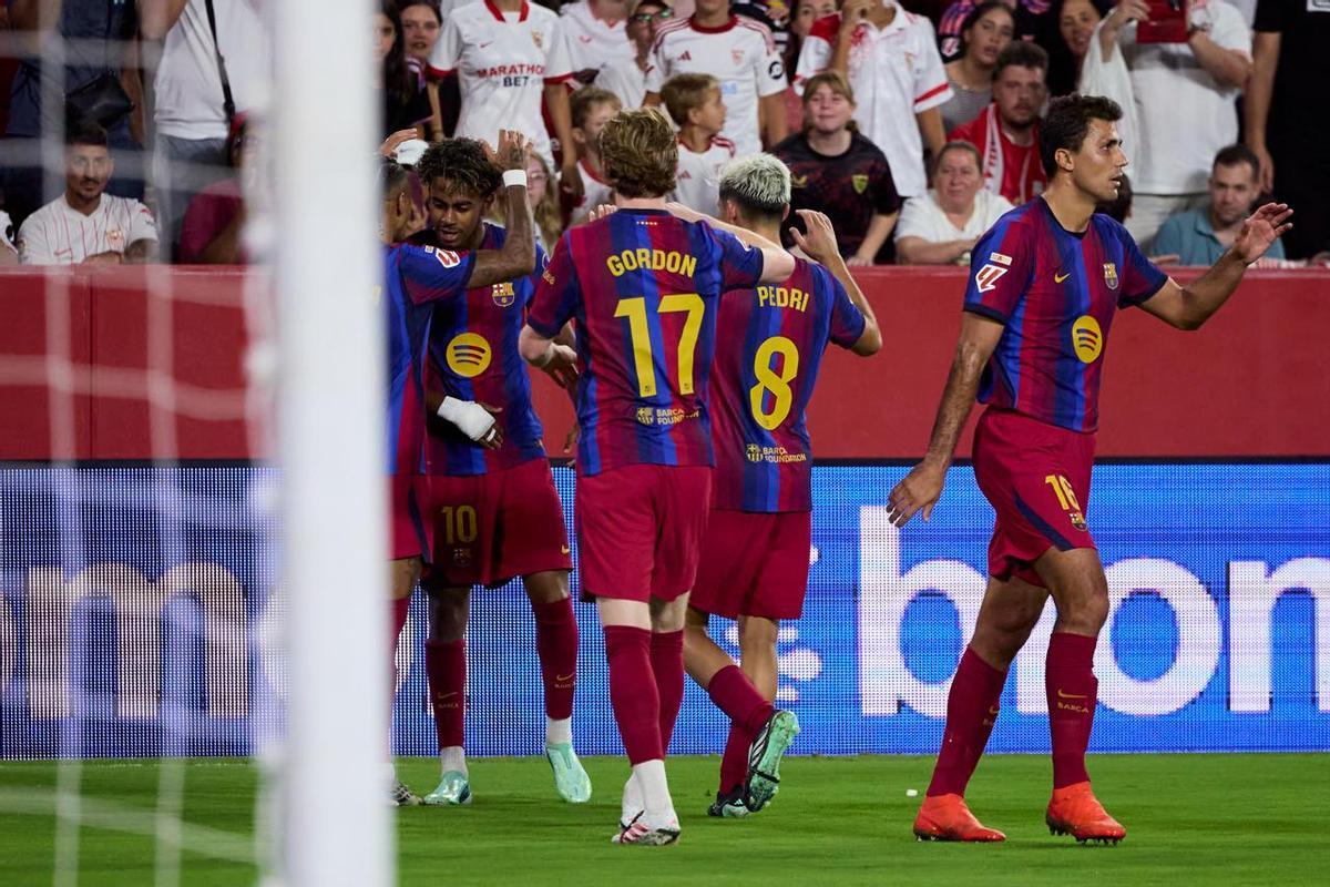 Los jugadores del Barça celebran un gol en el Pizjuán.