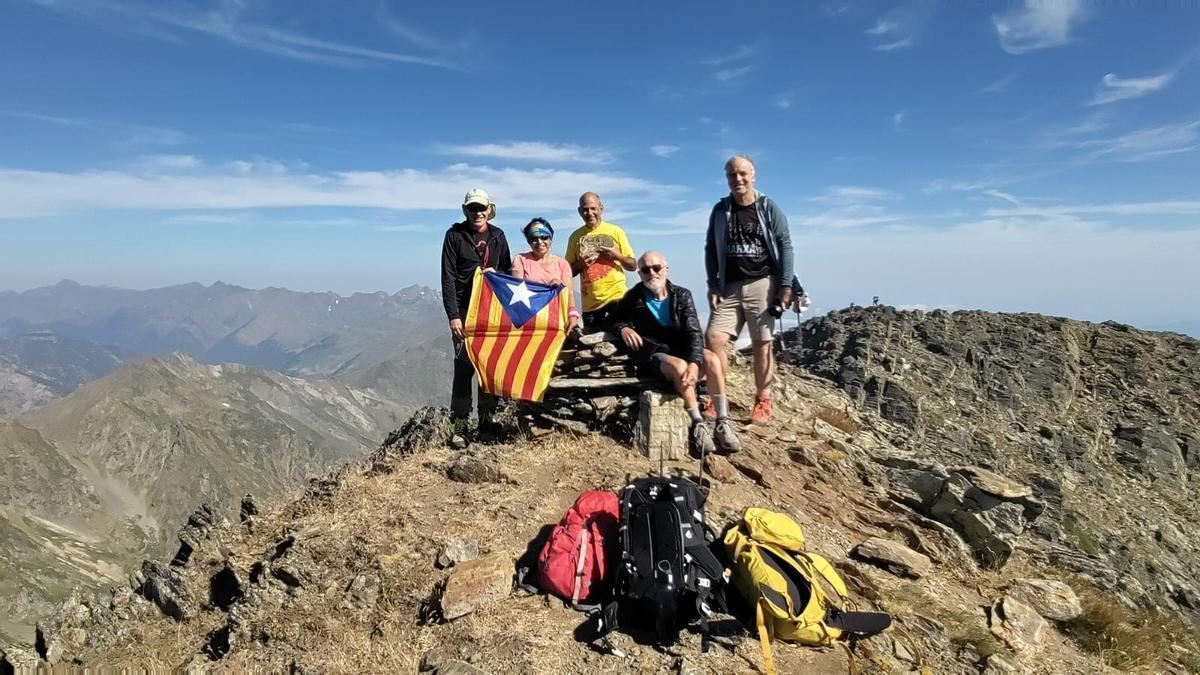 El Centre Excursionista del Bages fa el cim del Mont-roig, de 2.864 m.