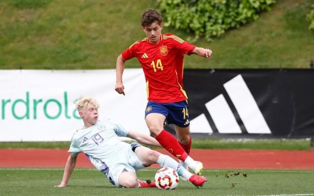Samuel Borniquel jugando un amistoso con España sub-15