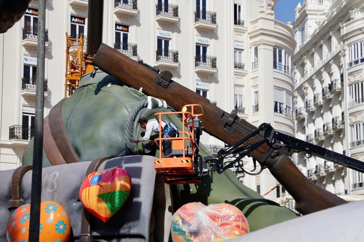 El corazón de las Fallas se levanta: avanza el montaje de la falla municipal de València El corazón de las Fallas se levanta: avanza el montaje de la falla municipal de València