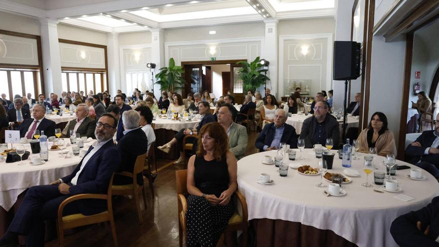 Más de un centenar de asistentes para hacer balance &quot;en una cita necesaria&quot; sobre el futuro de Gijón