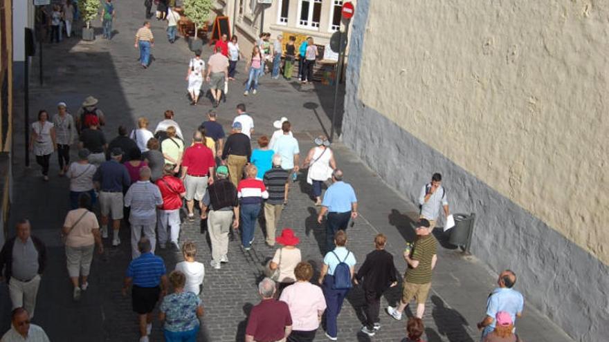 Turistas paseando por las calles de La Laguna.