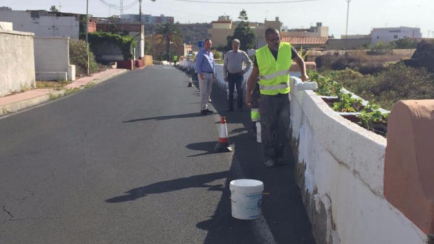 Labores de pintura en los muros de la vía de Valle de los Nueve Alto