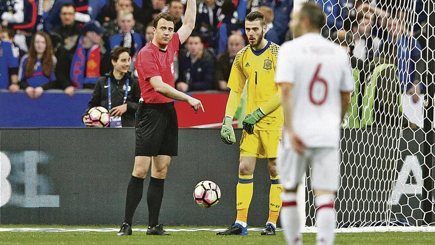 El árbitro alemán Zwayer señala fuera de juego en la acción del gol anulado a Francia ante España.