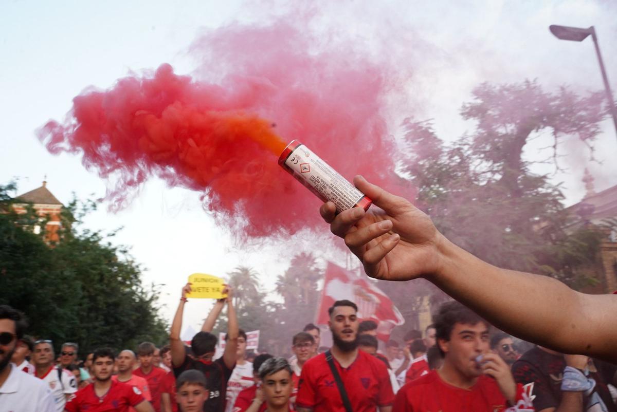 Miles de sevillistas participaron en la protesta convocada para reclamar cambios en la directiva del club. Miles de sevillistas participaron en la protesta convocada para reclamar cambios en la directiva del club.