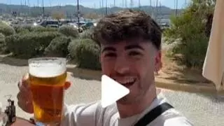 Un tiktoker británico compra un vuelo a Ibiza y se toma una pinta por el precio de una caja de cerveza en Londres