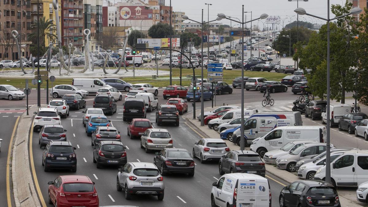 Comienzan los atascos en el segundo fin de semana de confinamiento en València