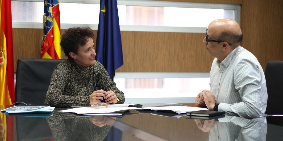 La alcaldesa de Onda, Carmina Ballester, y el edil de Servicos Sociales, Óscar Valero.