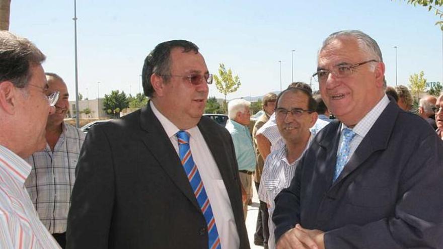 El vicepresidente Juan Cotino y el presidente de la Junta Central, Andrés Martínez, charlan ayer en Villena con regantes de la Junta