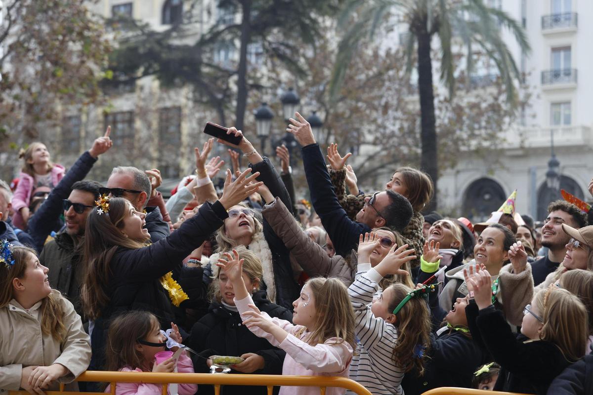 Miles de niños se adelantan a las campanadas con la 'Nochevieja infantil' de València