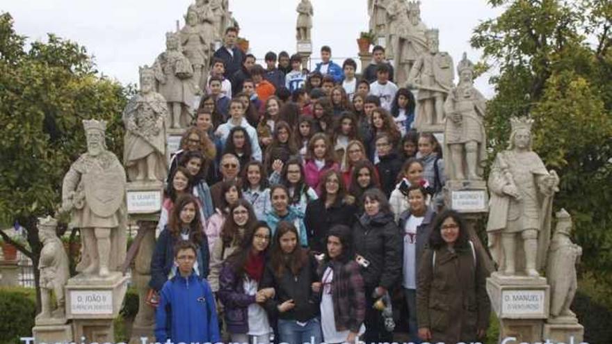 Jóvenes en los Jardines Pazo Obispo, en Portugal.