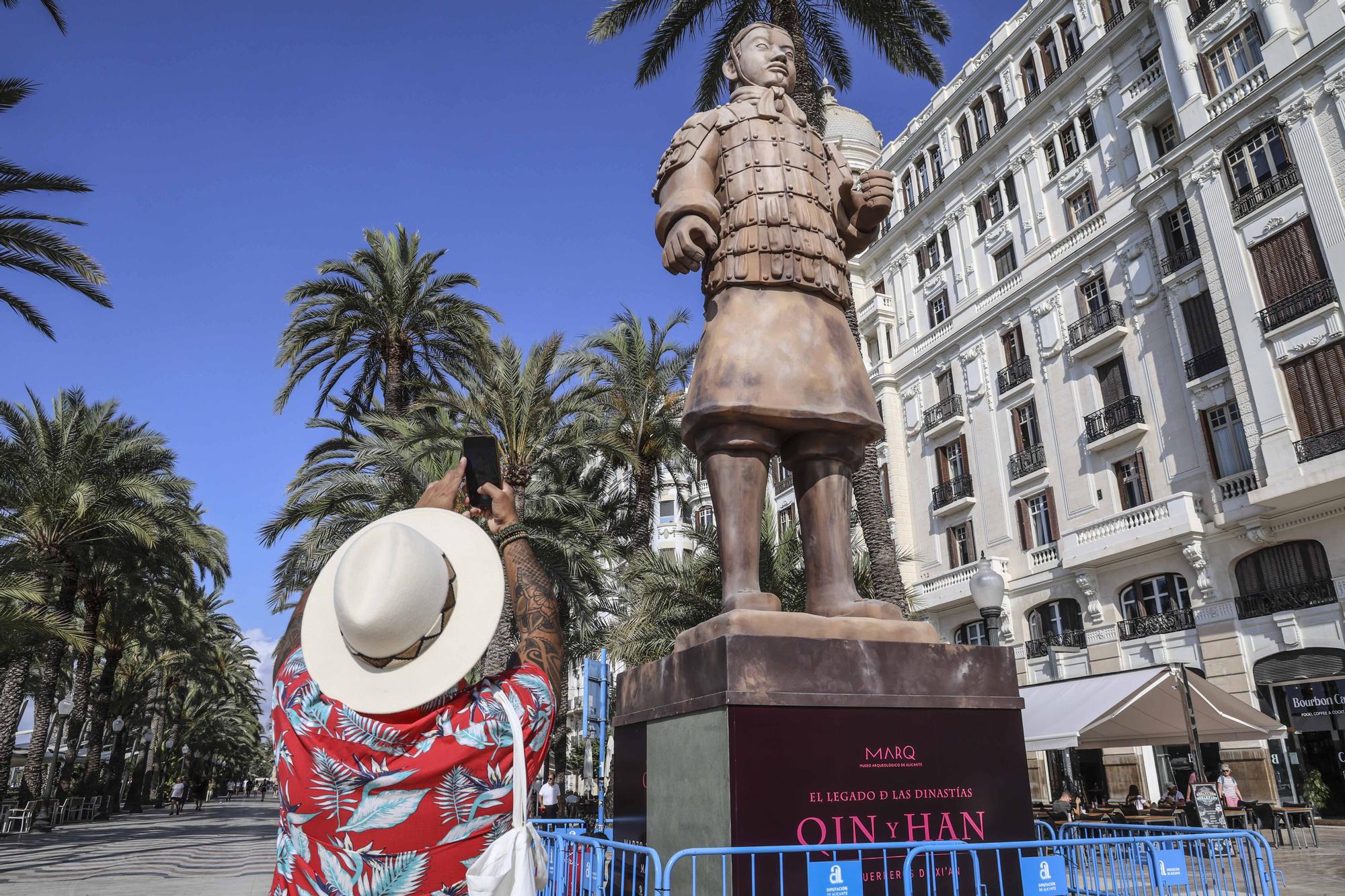 Un guerrero de Xian gigante custodia la Explanada de Alicante