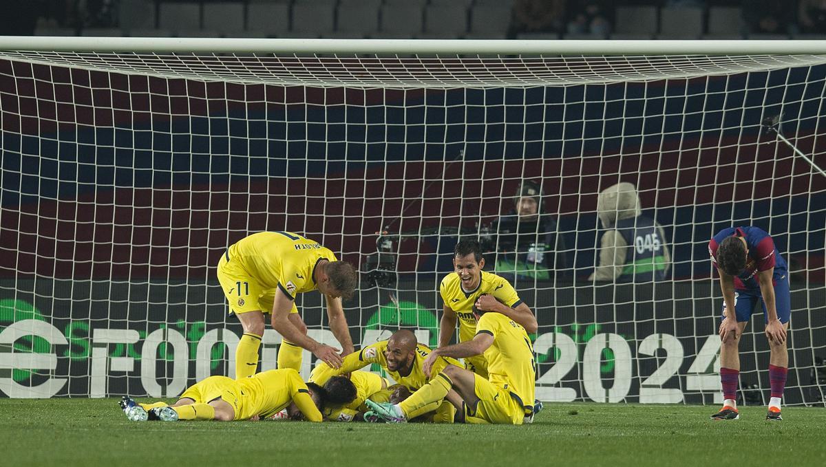 Los jugadores del Villarreal celebrando el cuarto gol durante el partido de liga entre el FC Barcelona y el Villarreal.