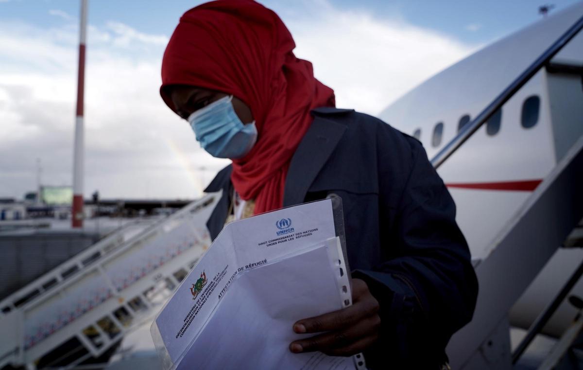 Una refugiada baja del avión, a su llegada al aeropuerto de Roma.