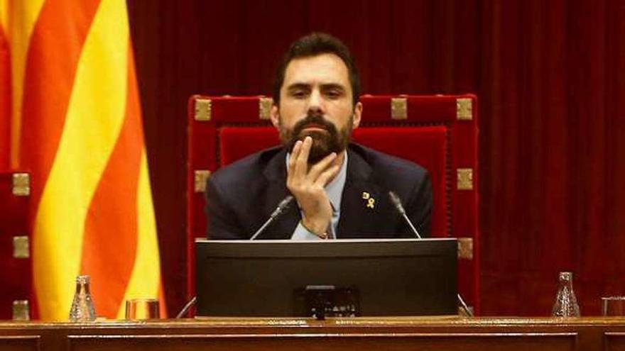 Joaquim Torra interviene ayer en el Parlament bajo la atenta mirada del presidente de la Cámara, Roger Torrent. // Efe