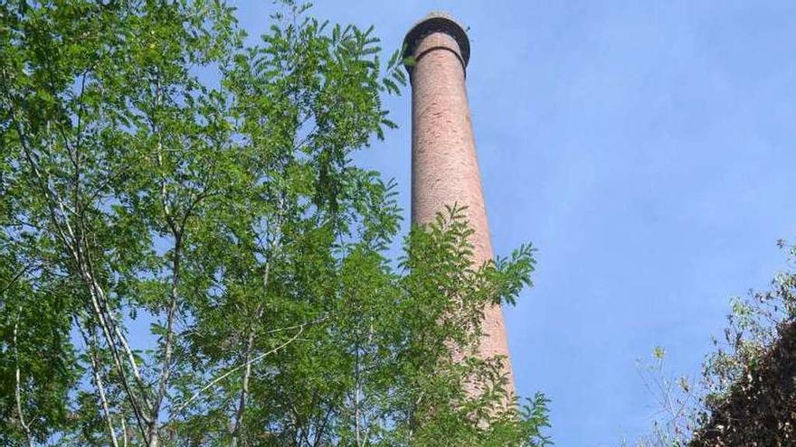 La chimenea de la Fábrica da Luz, en la Finca de Segade. // N. Parga