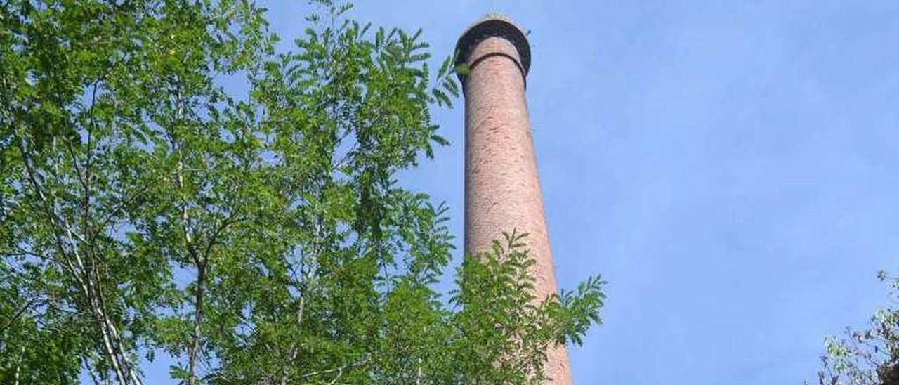 La chimenea de la Fábrica da Luz, en la Finca de Segade. // N. Parga