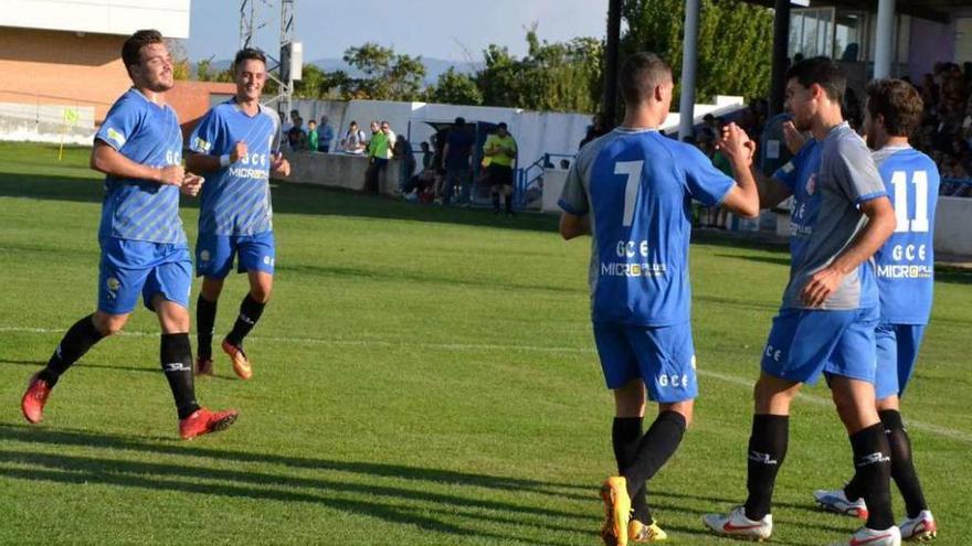 Los jugadores del GCE Villaralbo felicitan a su compañero Javi Ballesteros.