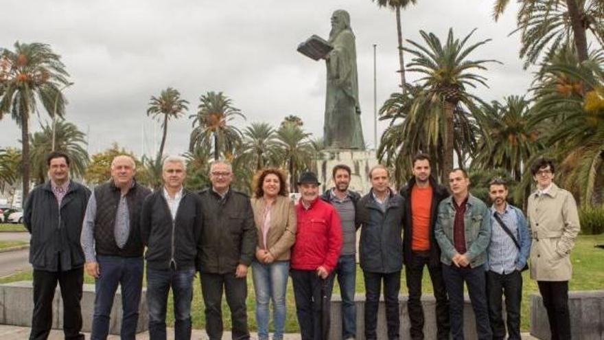 Dirigentes de El Pi, ayer frente a la estatua de Ramon Llull.