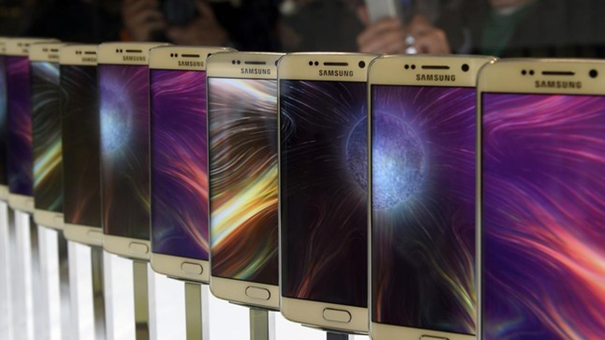 Móviles de Samsung en una presentación.