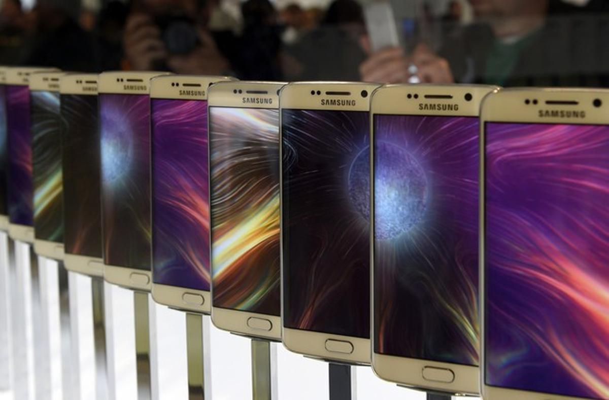 Els nous mòbils de Samsung exposats durant la seva presentació.