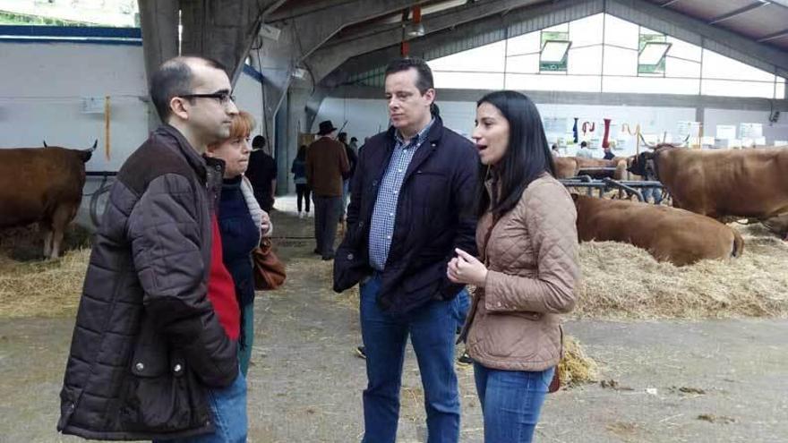 Candidatos por el occidente. A la derecha, Marcelino Marcos y Elisa Pérez, cabeza de lista del PSOE, ayer, durante su visita a Cangas del Narcea, donde propusieron recuperar 40.000 hectáreas para pastos permanentes.