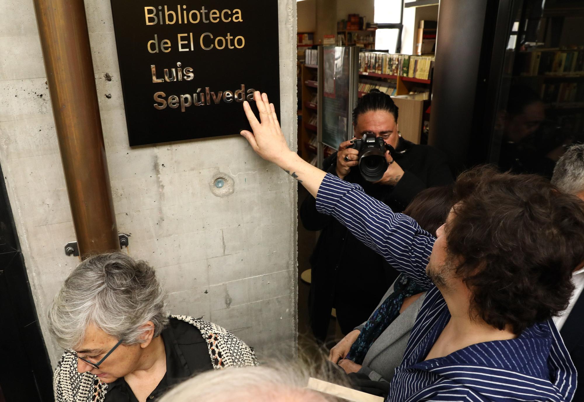 En imágenes: Homenaje a Luis Sepúlveda en la biblioteca de El Coto