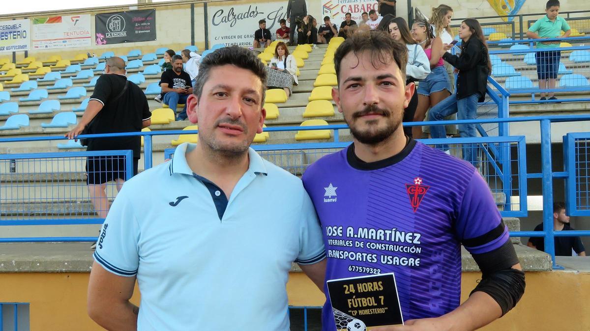 El portero menos goleado recibe trofeo por parte del presidente del club