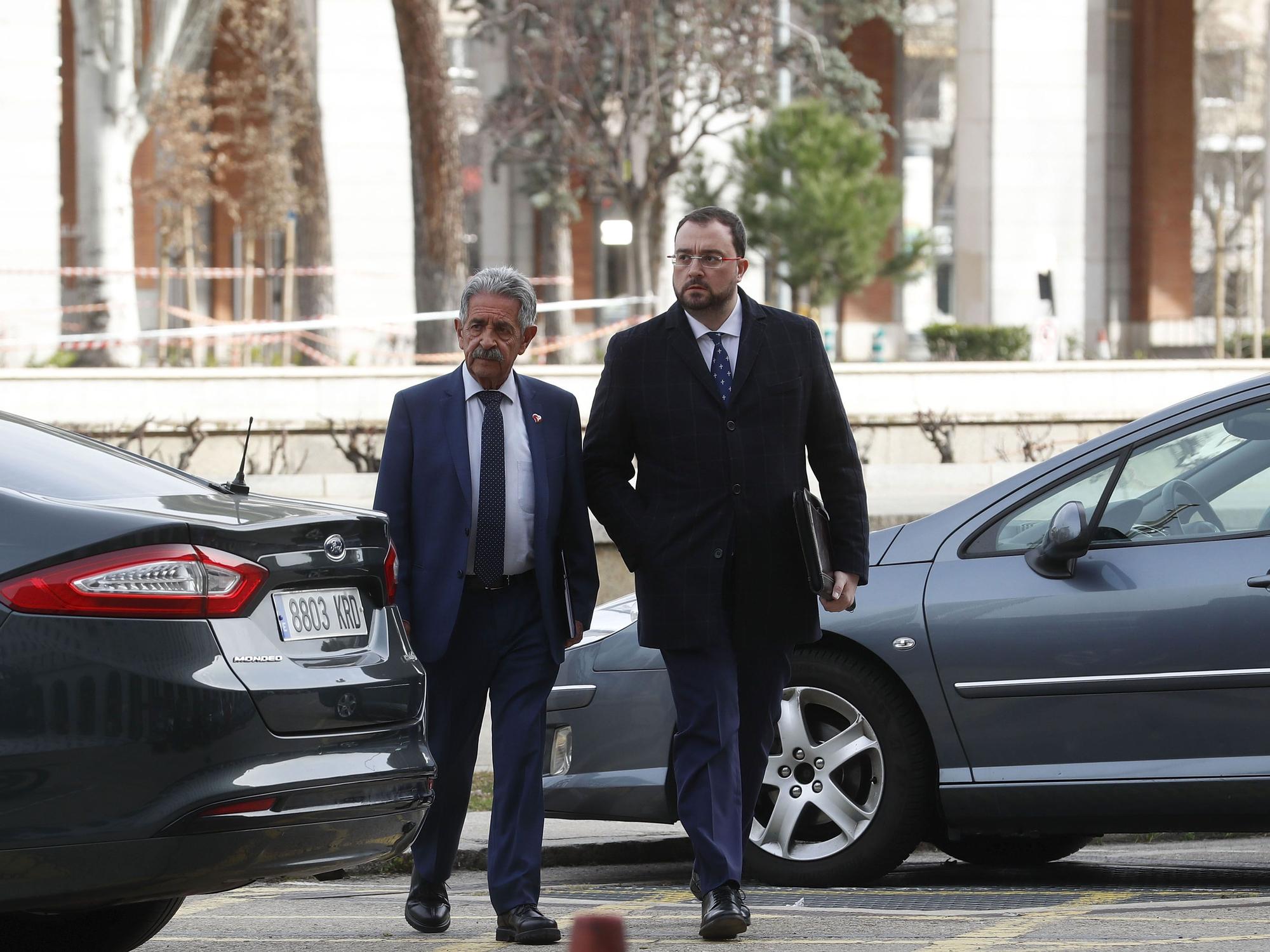 El presidente del Principado, Adrián Barbón y el presidente de Cantabria, Miguel Ángel Revilla en una reunión con la ministra de Transportes, Movilidad y Agenda Urbana, Raquel Sánchez.