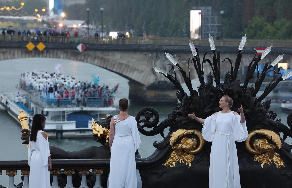 Artistas en el Puente Alexandre III durante la ceremonia de apertura de los Juegos Olímpicos de París 2024