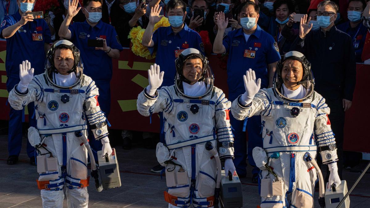 Los astronautas Nie Haisheng, Liu Boming y Tang Hongbo.