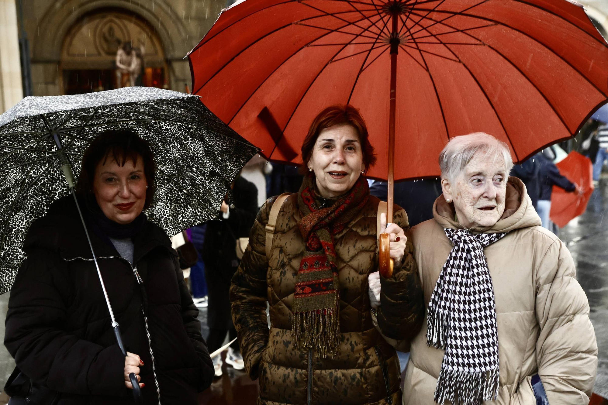 La lluvia frustra la procesión de las Lágrimas de San Pedro en Gijón